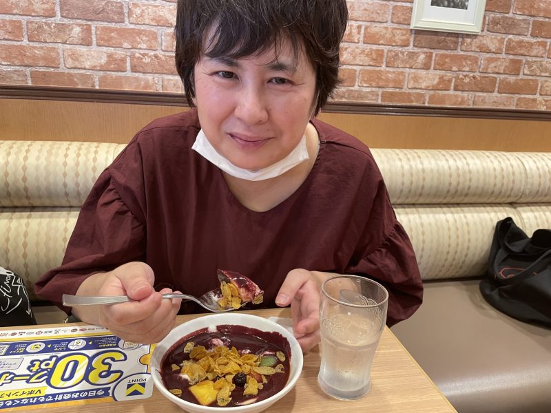 アサイーを頬張る様子