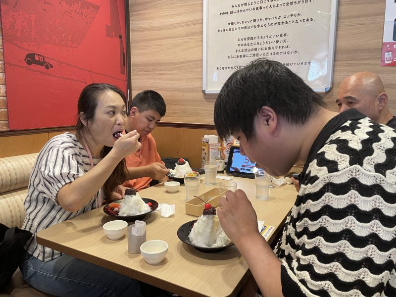 かき氷を食べる皆さん