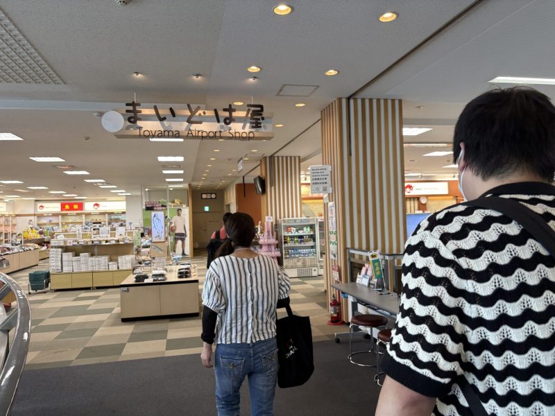 お土産売り場を見て回る様子