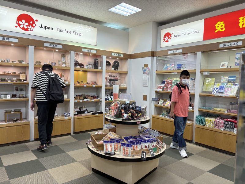 お土産売り場を見て回る様子