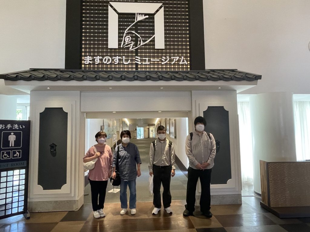 ますのすしミュージアムで記念撮影！
